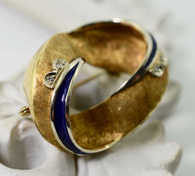 Wonderful Mid-Century 18K Mobius Strip Brooch