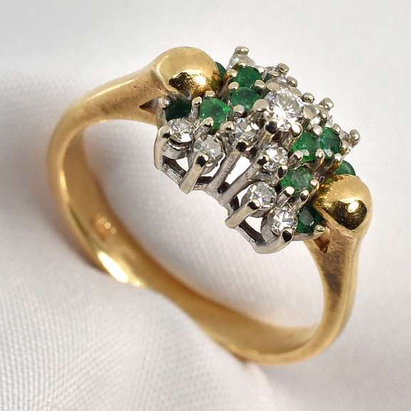 Sweet Vintage Emerald & Diamond Ring