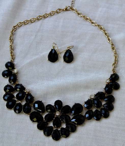 Set Of Fashion Jewelry Neck Lace & Earrings