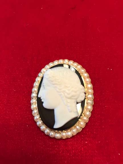 14k gold brooch with black cameo and pearls
