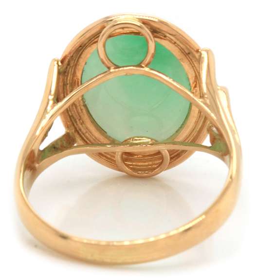 Classic Elegance Yellow Gold Cabochon Jade Oval Ring