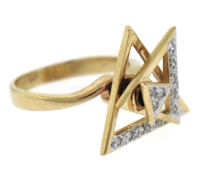 Handsome Triangle Motion Diamond Ring