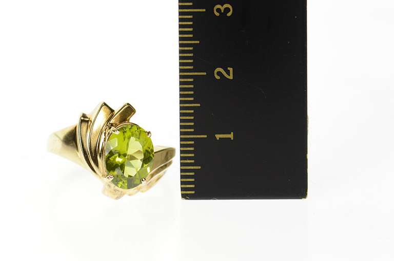 10K Yellow Gold Wavy Curvy Grooved Bypass Oval Peridot Ring