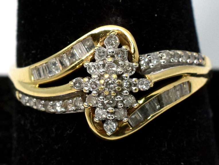 Eye-Catching Diamond Cluster Ring in Yellow Gold