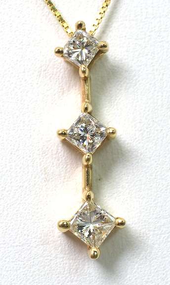 Elegant Graduating Diamond Necklace in 14KT Yellow Gold