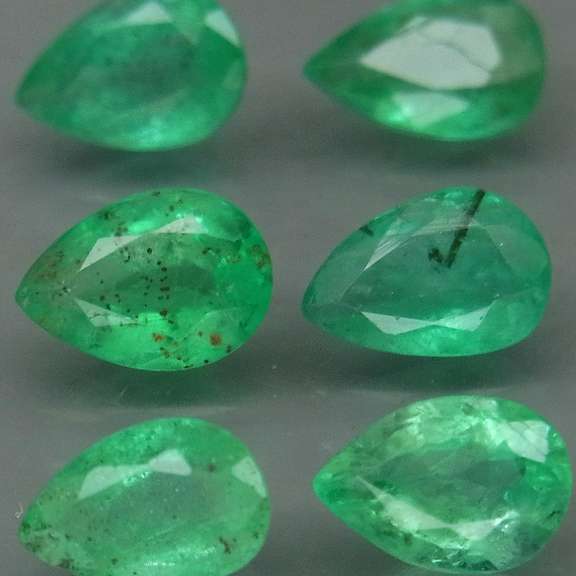 Vivid! Top green 2.44ct Colombian Emerald set
