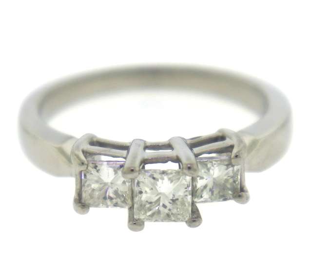 Dazzling Platinum 1ctw Diamond Ring