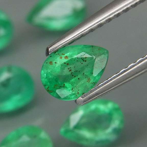 Vivid! Top green 2.44ct Colombian Emerald set