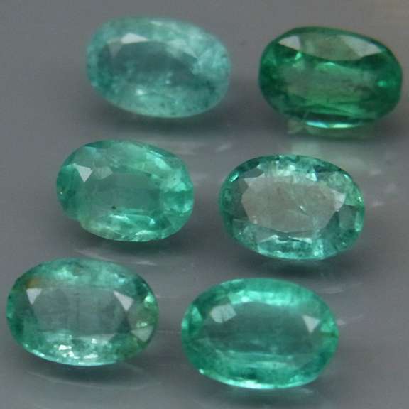 Vivid! Top green 3.29ct Colombian Emerald set