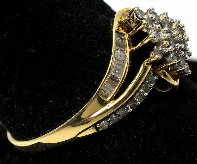 Eye-Catching Diamond Cluster Ring in Yellow Gold