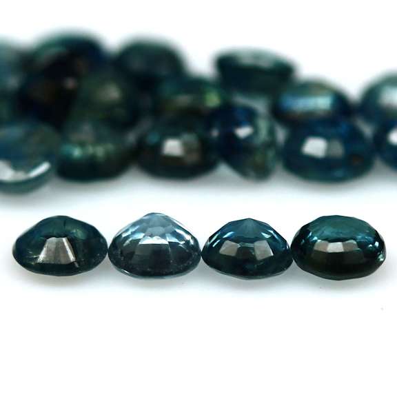 Multi-hue 4.30ct natural blue Sapphire set