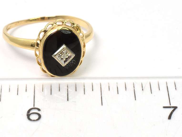 Sweet Black Onyx Ring in Yellow Gold