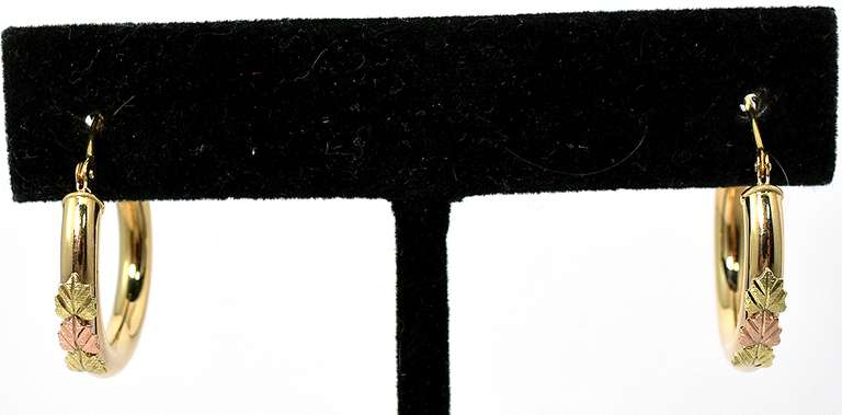 Pretty Leaf-Adorned Hoop Earrings in 3-Tone Gold