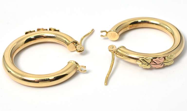 Pretty Leaf-Adorned Hoop Earrings in 3-Tone Gold