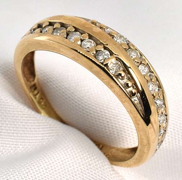 Cute 1/4 ct. t.w. Diamond Band