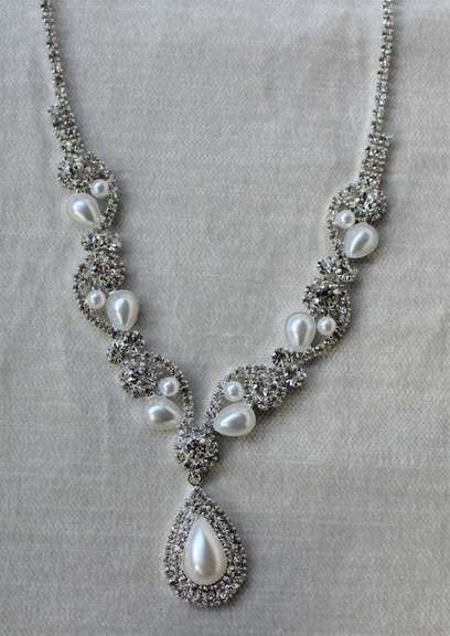 Set Of Fashion Jewelry Neck Lace And Earrings