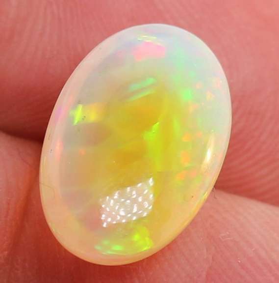 Captivating 4.48ct rare honey comb white Opal