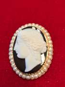 14k gold brooch with black cameo and pearls