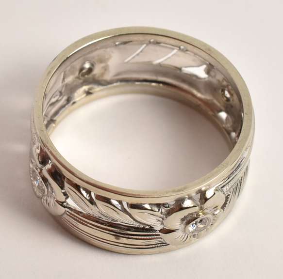 Chic 14k WG Floral Band with Diamonds