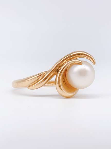 Beautiful 14kt Gold Pearl Ring