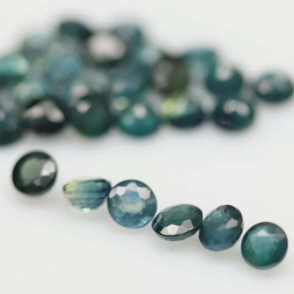 Multi-hue 6.48ct natural blue Sapphire set