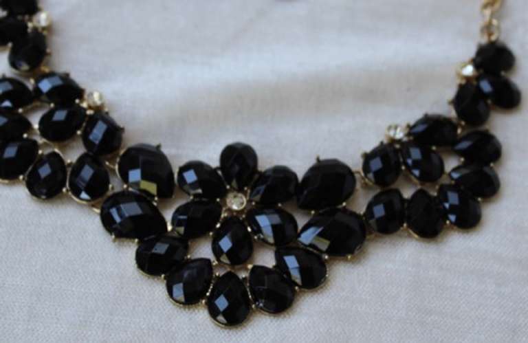 Set Of Fashion Jewelry Neck Lace & Earrings