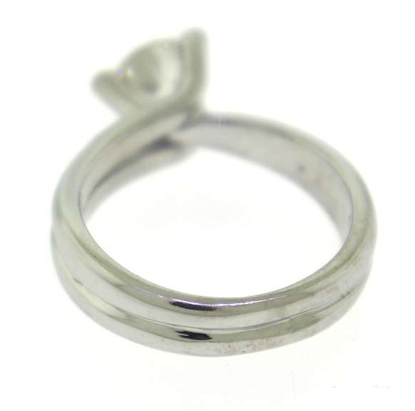 Dazzling 18kt WG Round Brilliant Cut Solitaire Engagement Ring