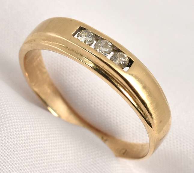 Easy to Wear 3 Diamond Ring
