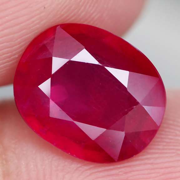 Stunning 4.16ct top imperial red Ruby center stone