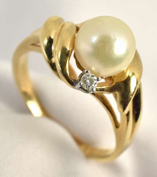 Feminine Pearl Ring