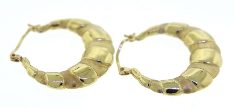 Chic 14kt Yellow Gold Ridged Texture Hoop Earrings
