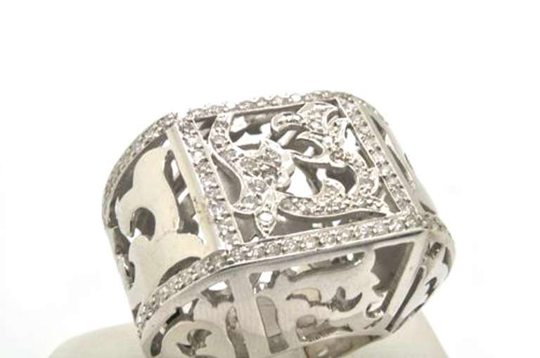 Unique 18kt White Gold Diamond Ring