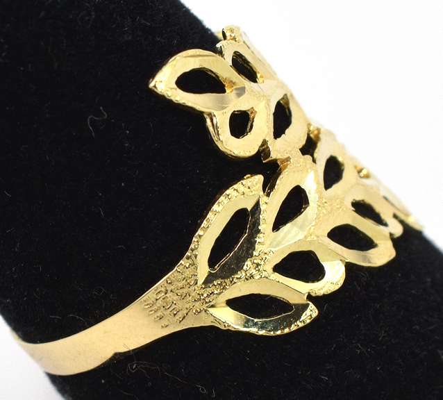 Sleek Gold Leaves Filigree Ring in 14KT Yellow Gold