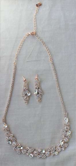 Set Of Fashion Jewelry Neck Lace And Earrings