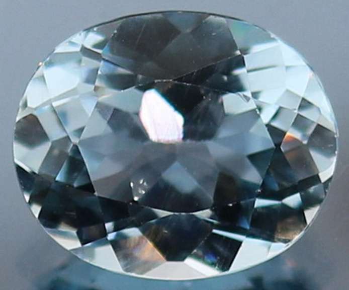 Full sparkle! 5.70ct vivid sky blue Topaz