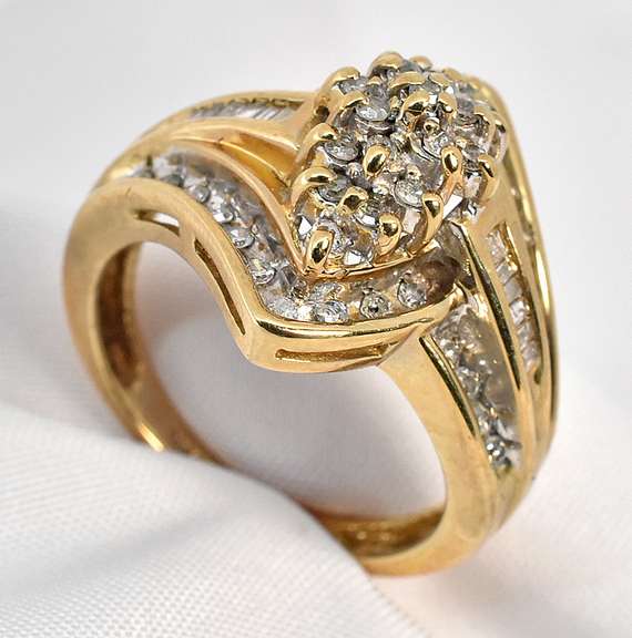 Flashy Round & Baguette Dia. Cluster