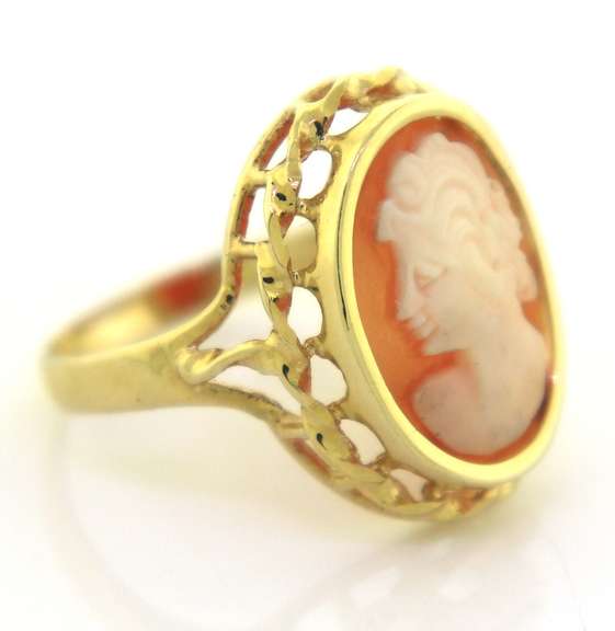 Gorgeous 14kt Yellow Gold Oval Cameo Ring