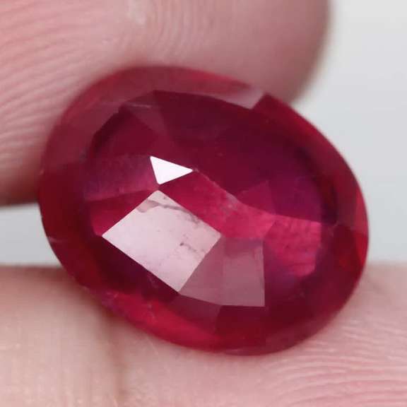 Stunning 6.69ct top imperial red Ruby center stone