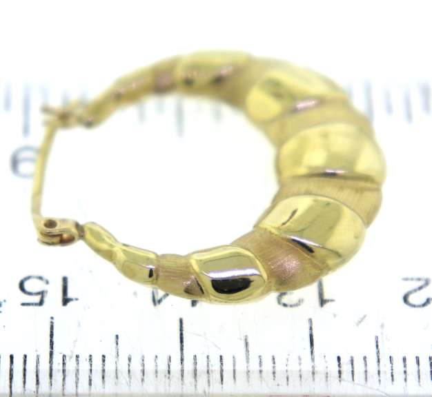 Chic 14kt Yellow Gold Ridged Texture Hoop Earrings