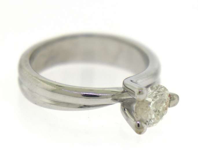 Dazzling 18kt WG Round Brilliant Cut Solitaire Engagement Ring