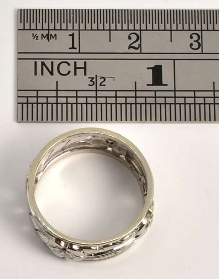 Chic 14k WG Floral Band with Diamonds