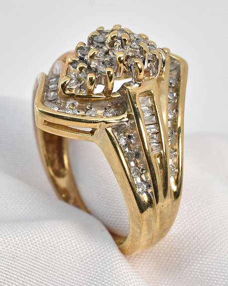 Flashy Round & Baguette Dia. Cluster