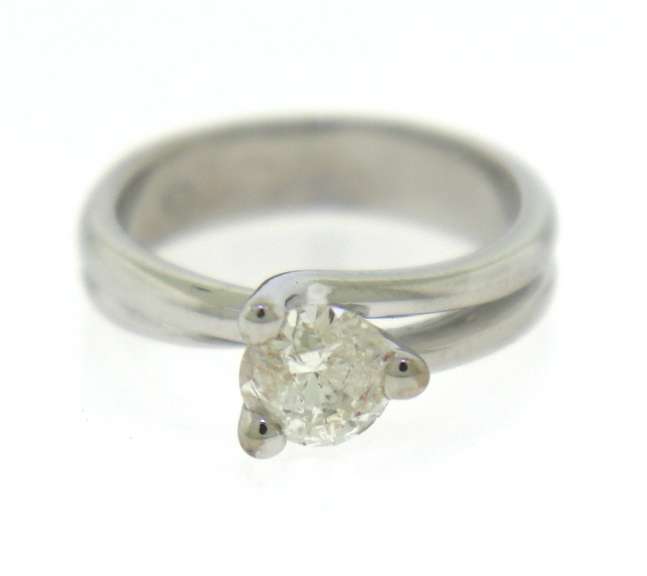 Dazzling 18kt WG Round Brilliant Cut Solitaire Engagement Ring
