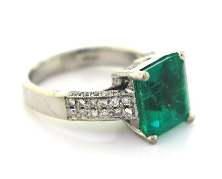 Exclusive 18kt Naturall Emerald and Diamond Ring