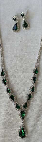Set Of Emerald Color Fashion Jewelry Neck Lace And Earrings