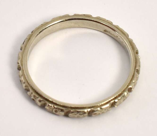 Sweet Floral Motif 18k WG Band