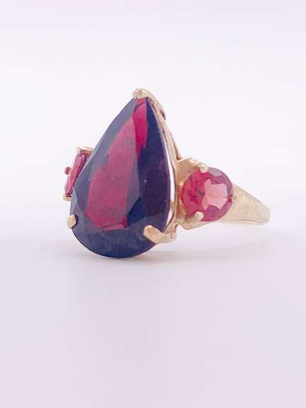 Stunning Garnet & 10kt Gold Ring