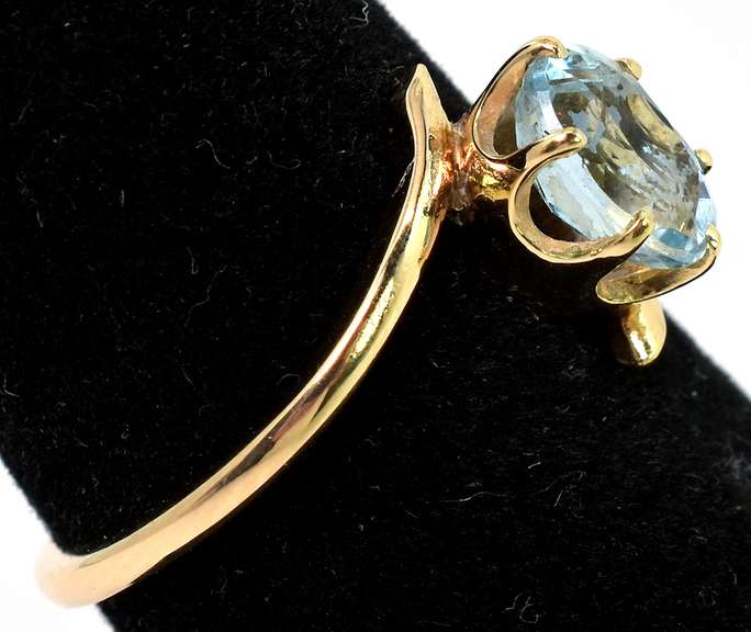 Sweet Aquamarine Ring in 14KT Yellow Gold