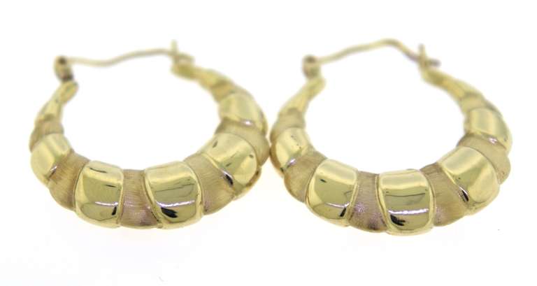 Chic 14kt Yellow Gold Ridged Texture Hoop Earrings