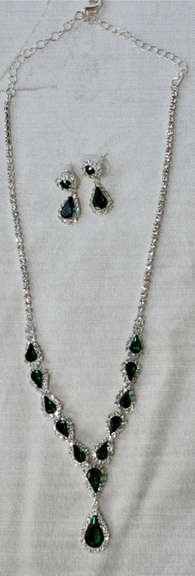 Set Of Emerald Color Fashion Jewelry Neck Lace And Earrings